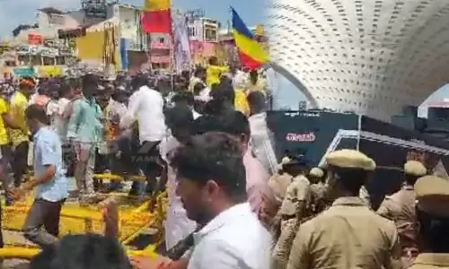 அன்புமணியை சூழ்ந்த போலீஸ்...! போர்க்களமாக மாறிய நெய்வேலி போலீஸ் வாகனத்தை நொறுக்கிய பாமகவினர் - பரபரப்பு காட்சி அன்புமணியை சூழ்ந்த போலீஸ்...! போர்க்களமாக மாறிய நெய்வேலி போலீஸ் வாகனத்தை நொறுக்கிய பாமகவினர் - பரபரப்பு காட்சி