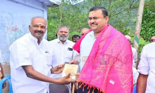 மகாத்மா காந்தி பொது நூலகம்; கலெக்டர் திறந்து வைத்தார்