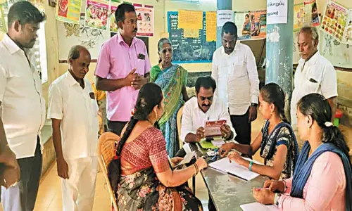 கலைஞர் மகளிர் உரிமை திட்ட பதிவு முகாமில் காஞ்சீபுரம் தொகுதி எம்.எல்.ஏ. ஆய்வு கலைஞர் மகளிர் உரிமை திட்ட பதிவு முகாமில் காஞ்சீபுரம் தொகுதி எம்.எல்.ஏ. ஆய்வு