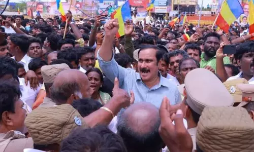 அன்புமணியை கைது செய்த போலீஸ்...! முதல்வன் பட பாணியில் போலீஸ் வேன் அடியில் தலையை வைத்த பாமகவினர்...! அன்புமணியை கைது செய்த போலீஸ்...! முதல்வன் பட பாணியில் போலீஸ் வேன் அடியில் தலையை வைத்த பாமகவினர்...!