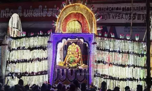 பூம்பல்லக்கில் அம்பாள் வீதிஉலா