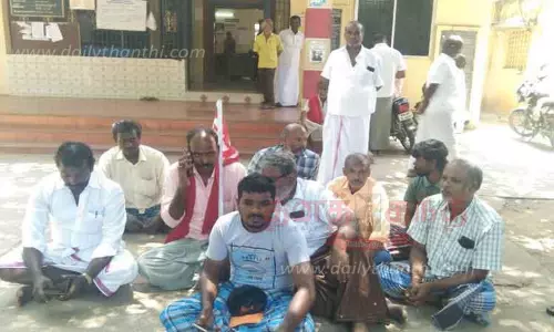 பேரூராட்சி அலுவலகத்தில் உள்ளிருப்பு போராட்டம் பேரூராட்சி அலுவலகத்தில் உள்ளிருப்பு போராட்டம்