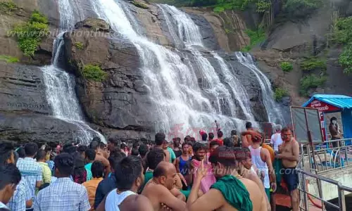 குற்றாலம் அருவியில் ஆனந்த குளியல்