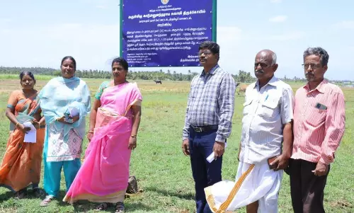 தாராபுரம் காடு அனுமந்தராயர்சாமி கோவில் மற்றும் லட்சுமி நாராயண சாமி கோவிலுக்கு சொந்தமான ரூ.3 கோடி மதிப்பிலான 13.12 ஏக்கர் நிலத்தை இந்து சமய அறநிலையத் துறையினர் மீட்டனர். தாராபுரம் காடு அனுமந்தராயர்சாமி கோவில் மற்றும் லட்சுமி நாராயண சாமி கோவிலுக்கு சொந்தமான ரூ.3 கோடி மதிப்பிலான 13.12 ஏக்கர் நிலத்தை இந்து சமய அறநிலையத் துறையினர் மீட்டனர்.
