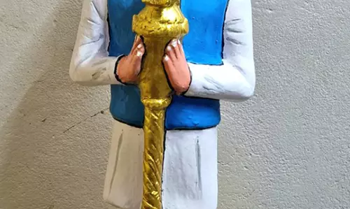 பிரதமர் மோடி சிலையை தத்ரூபமாக செய்த மண்பாண்ட கலைஞர் பிரதமர் மோடி சிலையை தத்ரூபமாக செய்த மண்பாண்ட கலைஞர்