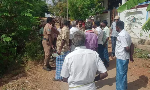 உயர் அழுத்த மின்கம்பிகள் அமைக்க எதிர்ப்பு:அதிகாரிகளுடன் பொதுமக்கள் வாக்குவாதம்:தேவதானப்பட்டியில் பரபரப்பு