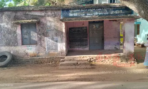 சேதமடைந்த ரேஷன்கடை கட்டிடத்தை இடித்து அகற்ற வேண்டும்