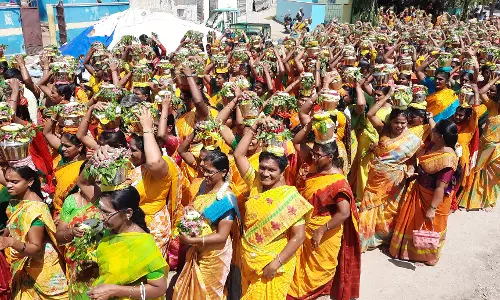 ஆடி 2-வது வெள்ளியையொட்டிநாமக்கல் அமச்சி அம்மன் கோவிலில் சிறப்பு அபிஷேகம்திரளான பக்தர்கள் பால்குடம் எடுத்து சென்றனர்