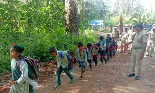 கரடி தாக்குதல் சம்பவம் எதிரொலிபள்ளி முடிந்து மாணவர்களை அழைத்து சென்ற வனத்துறையினர்