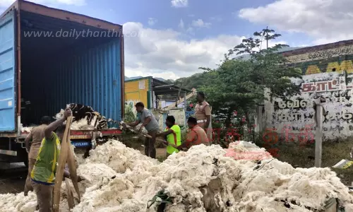 பஞ்சு மூட்டைகள் ஏற்றி வந்த லாரி தீப்பிடித்தது பஞ்சு மூட்டைகள் ஏற்றி வந்த லாரி தீப்பிடித்தது