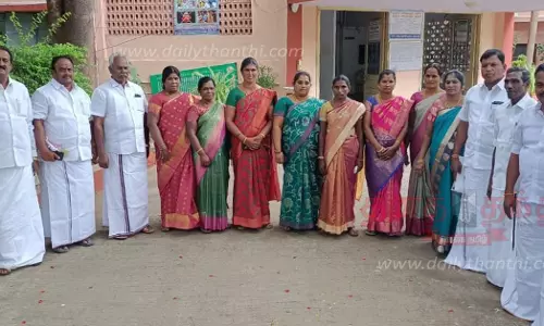 மாவட்ட ஊராட்சிக்குழு கூட்டத்தை தலைவர்- கவுன்சிலர்கள் புறக்கணிப்பு