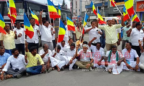 பா.ம.க.வினர் பல்வேறு இடங்களில் சாலைமறியல் பா.ம.க.வினர் பல்வேறு இடங்களில் சாலைமறியல்