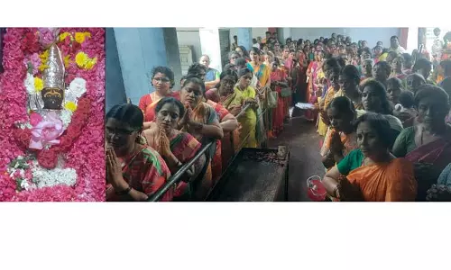 ஆடி 2-வது வெள்ளிக்கிழமையையொட்டிஅம்மன் கோவில்களில் பக்தர்கள் வழிபாடுபால்குடம் எடுத்து நேர்த்திக்கடன் செலுத்தினர்