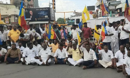 டாக்டர் அன்புமணி ராமதாஸ் கைதை கண்டித்துபா.ம.க.வினர் சாலை மறியல்276 பேர் கைது