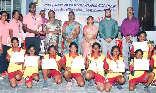 தங்க பதக்கம் வென்ற மாணவிகளுக்கு பாராட்டு