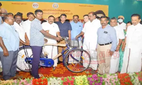 பரமக்குடியில் மாணவ, மாணவிகளுக்கு விலையில்லா சைக்கிள்கள்