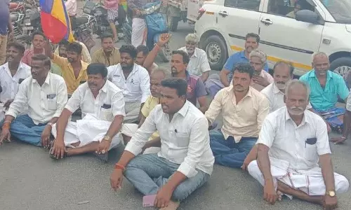 எலவனாசூர்கோட்டையில்பா.ம.க.வினர் சாலை மறியல்