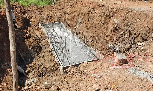 மதகுகள் கட்டும் பணியை விரைந்து முடிக்க வேண்டும்