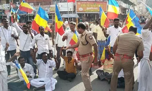 பா.ம.க.வினர் திடீர் சாலை மறியல் பா.ம.க.வினர் திடீர் சாலை மறியல்