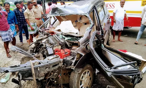 கார் மீது தனியார் நிறுவன பஸ் மோதி 2 பேர் பலி