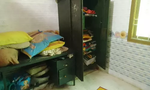 முன்னாள் ஊராட்சி மன்ற தலைவர் வீட்டில் நகை-பணம் திருட்டு