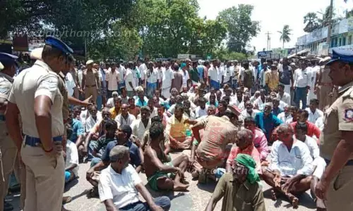 சேரன்மாதேவியில் விவசாயிகள்  சாலைமறியல்