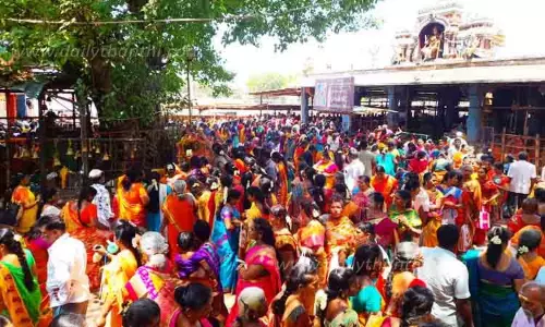 தெப்பக்குளம் மாரியம்மன் கோவிலில் குவிந்த பக்தர்கள்