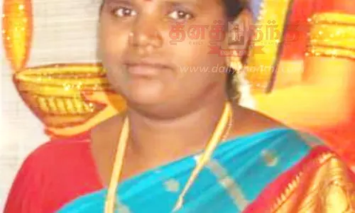 கருப்பூர் அருகே அங்கன்வாடி பணியாளர் கார் மோதி பலி-மகன் கண் முன்னே சோகம்