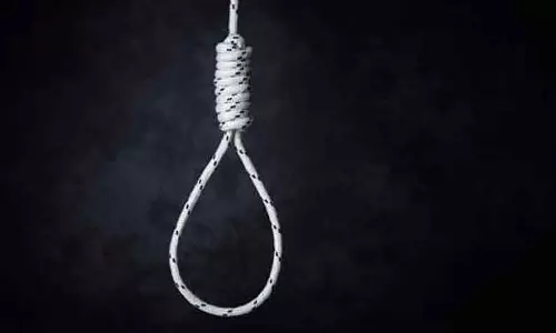 மது குடித்ததை மனைவி கண்டித்ததால் துப்புரவு தொழிலாளி தூக்குப்போட்டு தற்கொலை