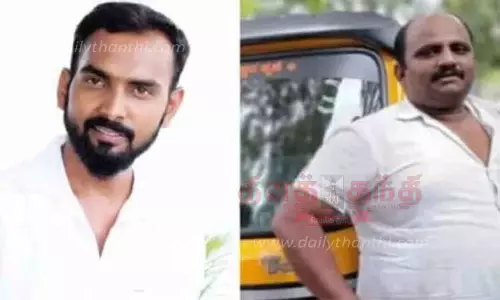 விபத்தில் சிக்கிய காருக்குள் இருந்தவர்களை மீட்க சென்ற 2 பேர் மின்சாரம் தாக்கி பலி