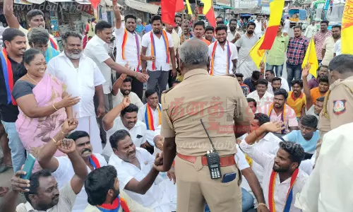 டாக்டர் அன்புமணி ராமதாஸ் கைதை கண்டித்து பா.ம.க.வினர் சாலை மறியல்-ஆர்ப்பாட்டம்