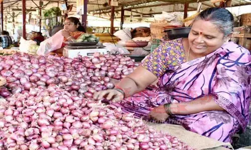 ஈரோடு நேதாஜி மார்க்கெட்டில் வரத்து அதிகரித்ததால்  காய்கறி விலை குறைந்தது