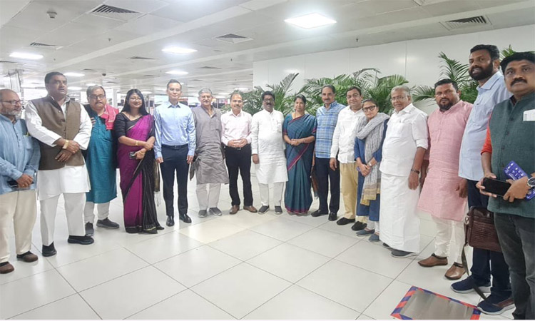 களநிலவரத்தை ஆய்வு செய்ய எதிர்க்கட்சிகளின் 'இந்தியா' கூட்டணி எம்.பி.க்கள் மணிப்பூர் பயணம்...!
