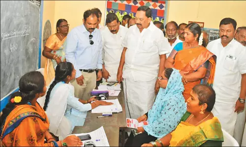 மகளிர் உரிமைத்தொகை திட்ட முகாம்களில் அமைச்சர் ஆர்.காந்தி ஆய்வு