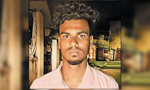 லாரி மீது மோட்டார் சைக்கிள் மோதி வாலிபர் பலி நண்பர் படுகாயம் லாரி மீது மோட்டார் சைக்கிள் மோதி வாலிபர் பலி நண்பர் படுகாயம்