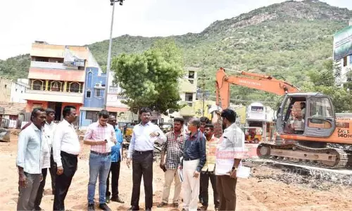 அருணாசலேஸ்வரர் கோவில் மாட வீதியில் சிமெண்டு சாலை அமைக்கும் பணி