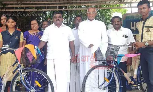 பள்ளி மாணவர்களுக்கு இலவச சைக்கிள்