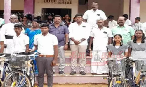 பள்ளி மாணவர்களுக்கு இலவச சைக்கிள்