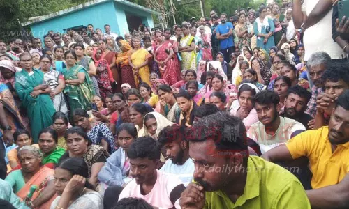 வனத்துறையை கண்டித்து பொதுமக்கள் சாலை மறியல்