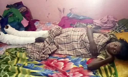 அரசு திட்ட பணி விளக்க சுவர் இடிந்து மாணவி கால்கள் முறிந்தது