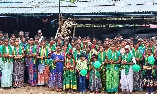 தேங்காய்க்கு விலை கேட்டு பெண்கள் கவன ஈர்ப்பு ஆர்ப்பாட்டம் தேங்காய்க்கு விலை கேட்டு பெண்கள் கவன ஈர்ப்பு ஆர்ப்பாட்டம்