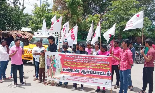 பாலியல் வன்கொடுமை செய்தவர்கள் மீது நடவடிக்கை எடுக்க வலியுறுத்தி ஆர்ப்பாட்டம் பாலியல் வன்கொடுமை செய்தவர்கள் மீது நடவடிக்கை எடுக்க வலியுறுத்தி ஆர்ப்பாட்டம்