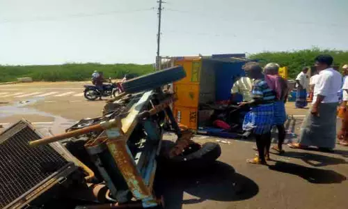 சாலையில் கவிழ்ந்த சரக்கு வாகனம்