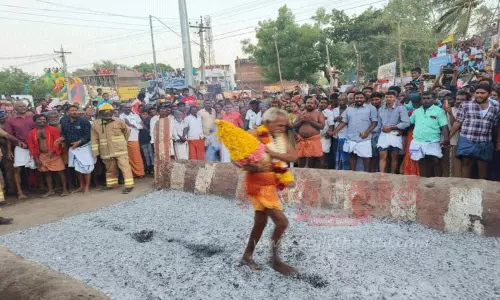 திரவுபதி அம்மன் கோவிலில் பூக்குழி திருவிழா திரவுபதி அம்மன் கோவிலில் பூக்குழி திருவிழா