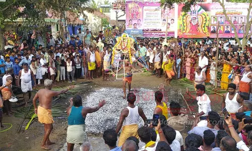 சீதளாதேவி மாரியம்மன் கோவிலில் தீமிதி திருவிழா