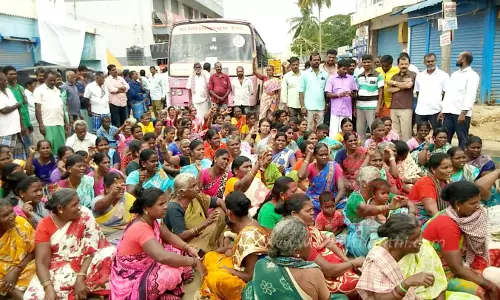 தொப்பூர் அருகேபொதுமக்கள், வணிகர்கள் சாலை மறியல்