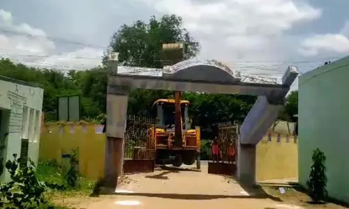 சேதமடைந்த பள்ளி நுழைவு வாயில் இடித்து அகற்றம்