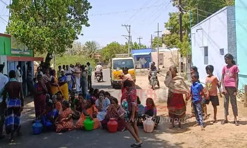 காலிக்குடங்களுடன் பெண்கள் சாலைமறியல் காலிக்குடங்களுடன் பெண்கள் சாலைமறியல்