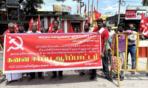 ரூ.10 லட்சம் இழப்பீடு கேட்டு கம்யூனிஸ்டு கட்சியினர் ஆர்ப்பாட்டம்