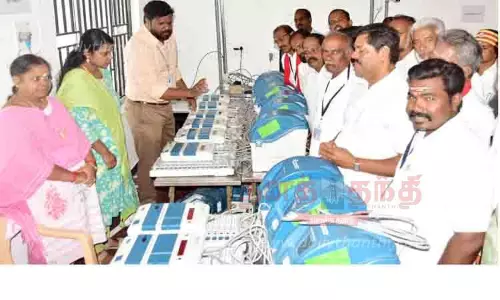 மின்னணு எந்திரங்களில் மாதிரி வாக்குப்பதிவை கலெக்டர் ஆய்வு மின்னணு எந்திரங்களில் மாதிரி வாக்குப்பதிவை கலெக்டர் ஆய்வு